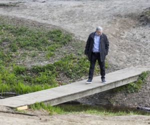 Karol Karski w lesie