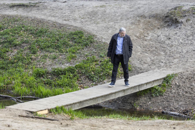 Karol Karski w lesie