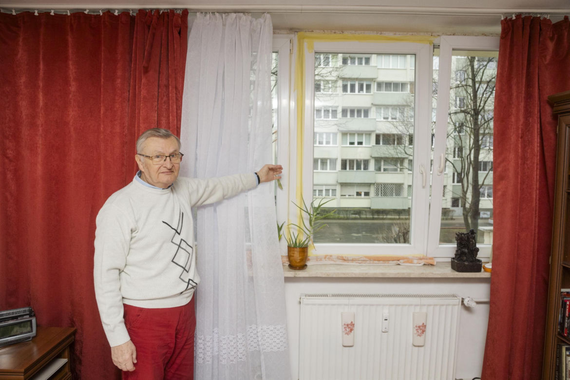 Strażacy włamali się mu do mieszkania. "Zastałem ziąb i wyłamane okno"