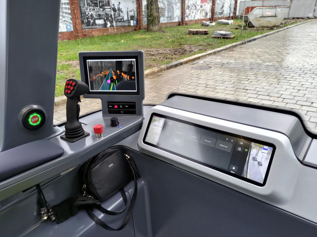 Bus bez kierowcy wozi ludzi