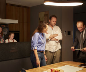 Osaczony odc. 1. Michał Górski (Leszek Lichota), komisarz Marek Kron (Eryk Lubos), Anita (Ilona Ostrowska)
