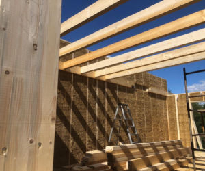 Dom z prefabrykatów drewniano-słomianych