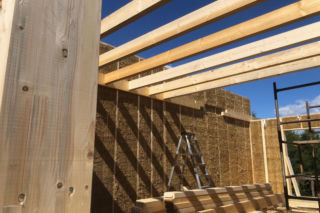 Dom z prefabrykatów drewniano-słomianych