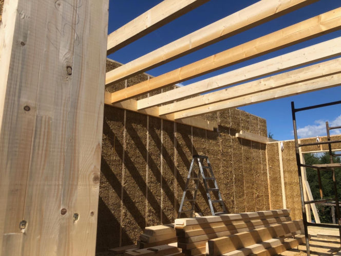 Dom z prefabrykatów drewniano-słomianych