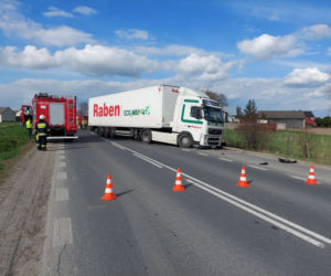 Zablokowana droga krajowa nr 9. TIR zderzył się z autem osobowym