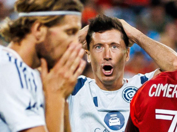 Jak nie idzie, to nie idzie! 7 strzałów Lewandowskiego na nic. A słynny rywal błyszczał