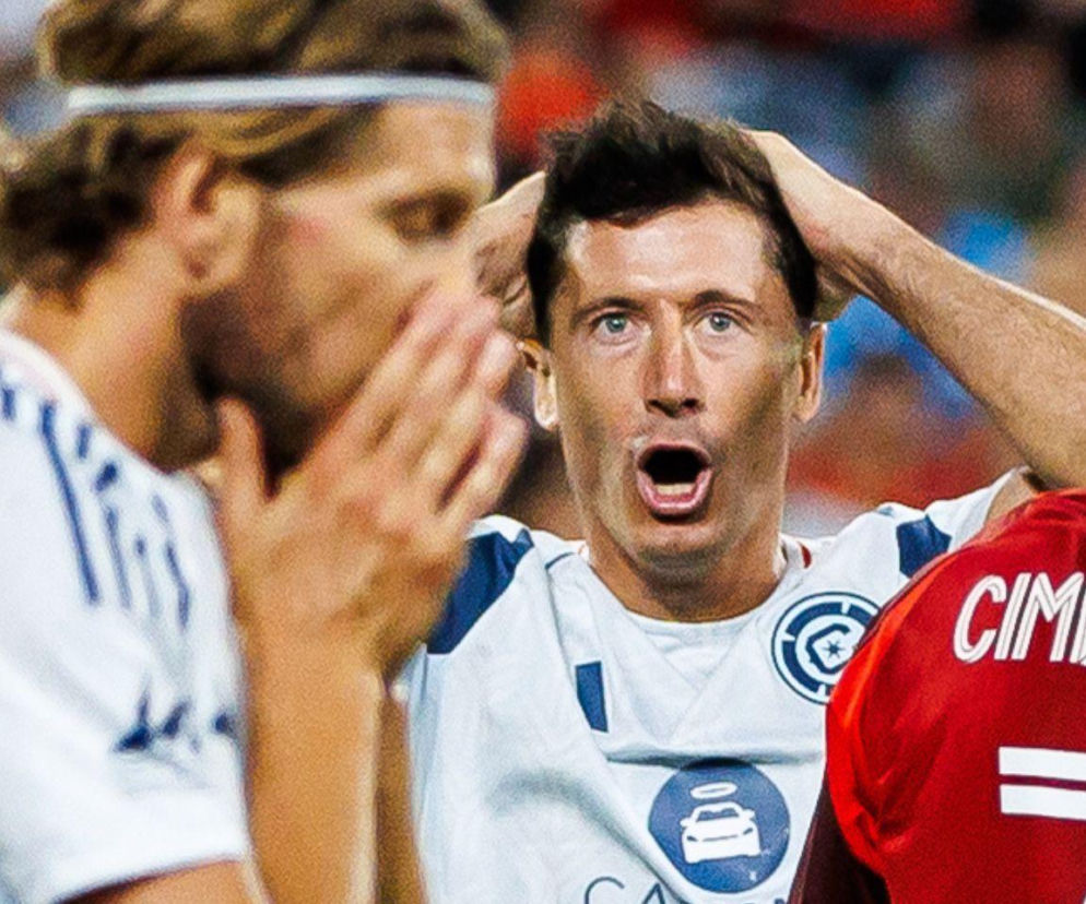 Robert Lewandowski z niedowierzaniem trzyma się za głowę. O słabej passie Polaka w MLS przeczytasz na SE Supersport.