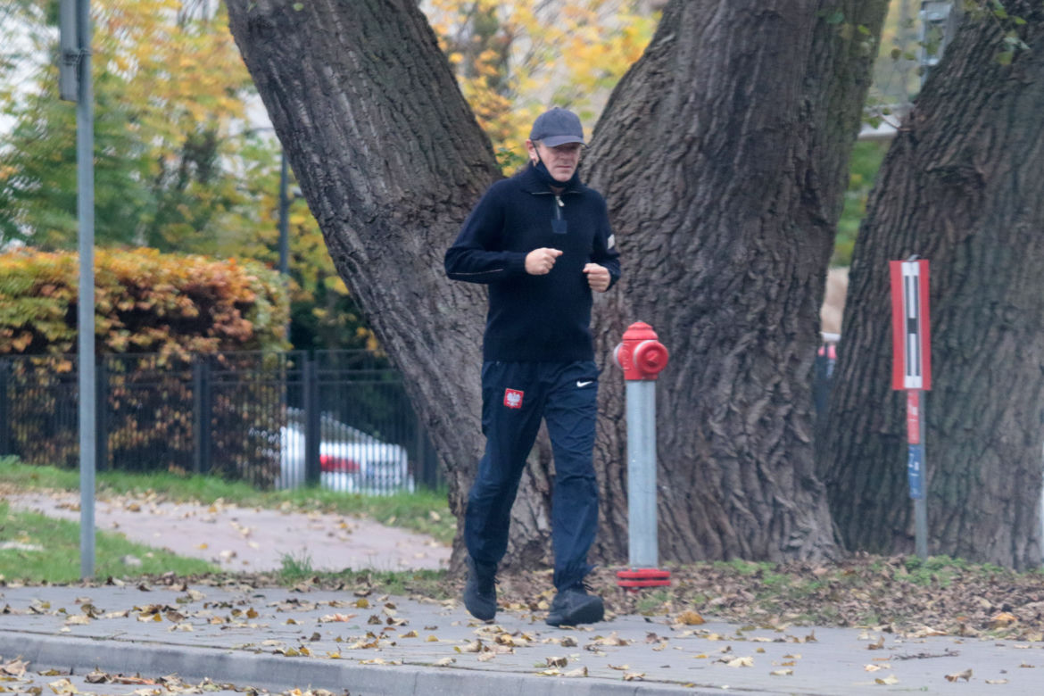 Tusk biega bez maseczki
