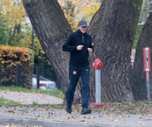 Tusk biega bez maseczki