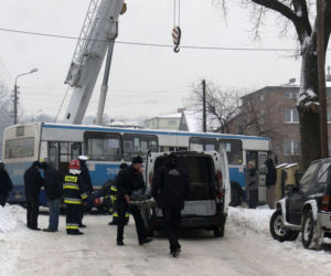 Sączów: Sanki wjechały pod autobus. 10-latek nie żyje, 8-latka w stanie ciężkim