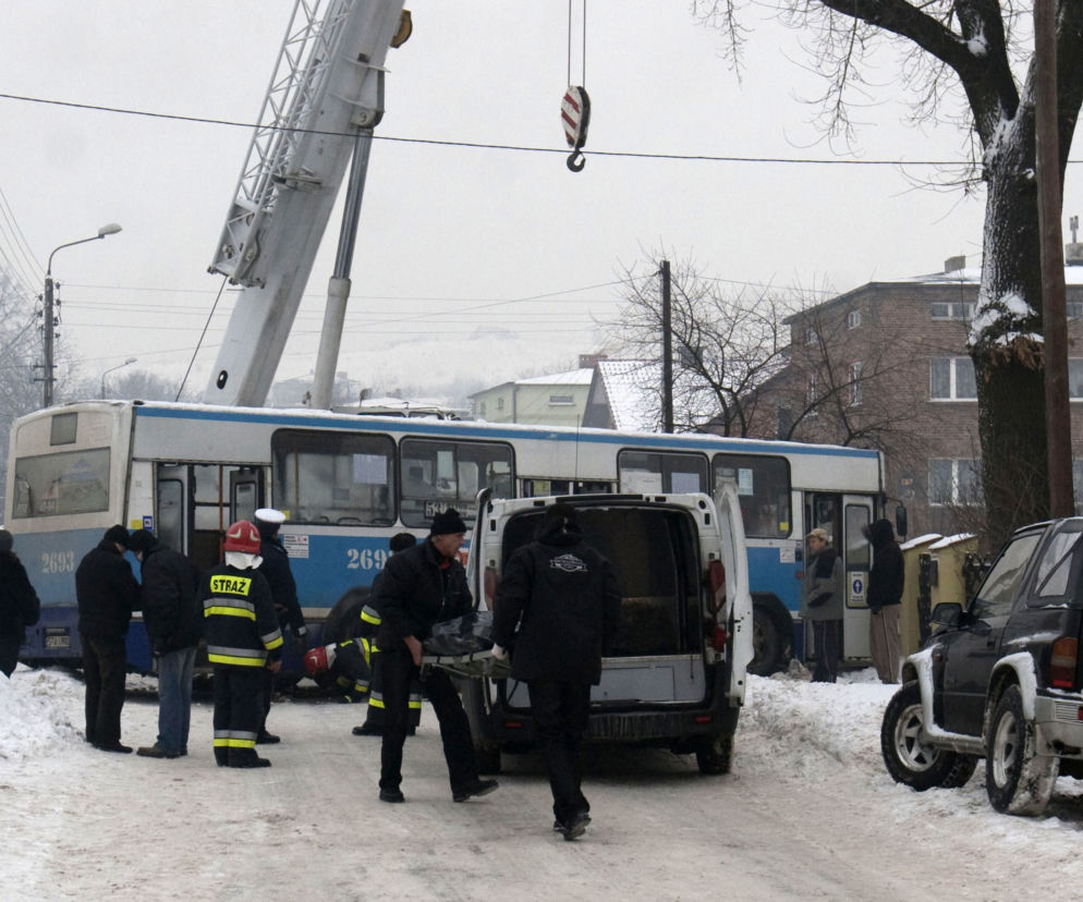 Sączów: Sanki wjechały pod autobus. 10-latek nie żyje, 8-latka w stanie ciężkim