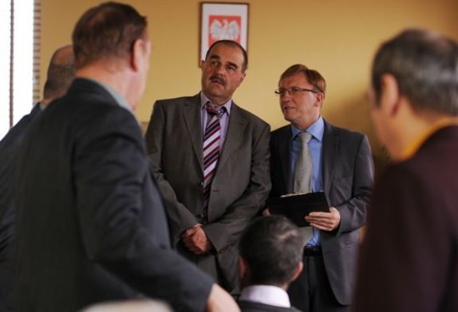 RANCZO 7 odc. 79.  Wójt-senator Paweł Kozioł (Cezary Żak), Czerepach (Artur Barciś)