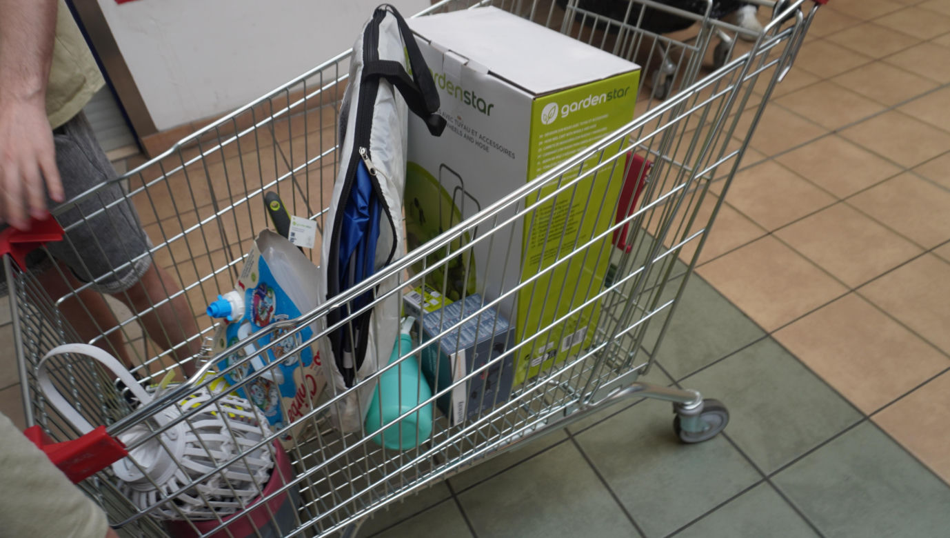 Tajemnicze wózki w Auchan w Olsztynie. Sprawdziliśmy, co było w środku. Zobacz zdjęcia!