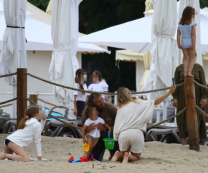 Koroniewska z Dowborem całują się na plaży