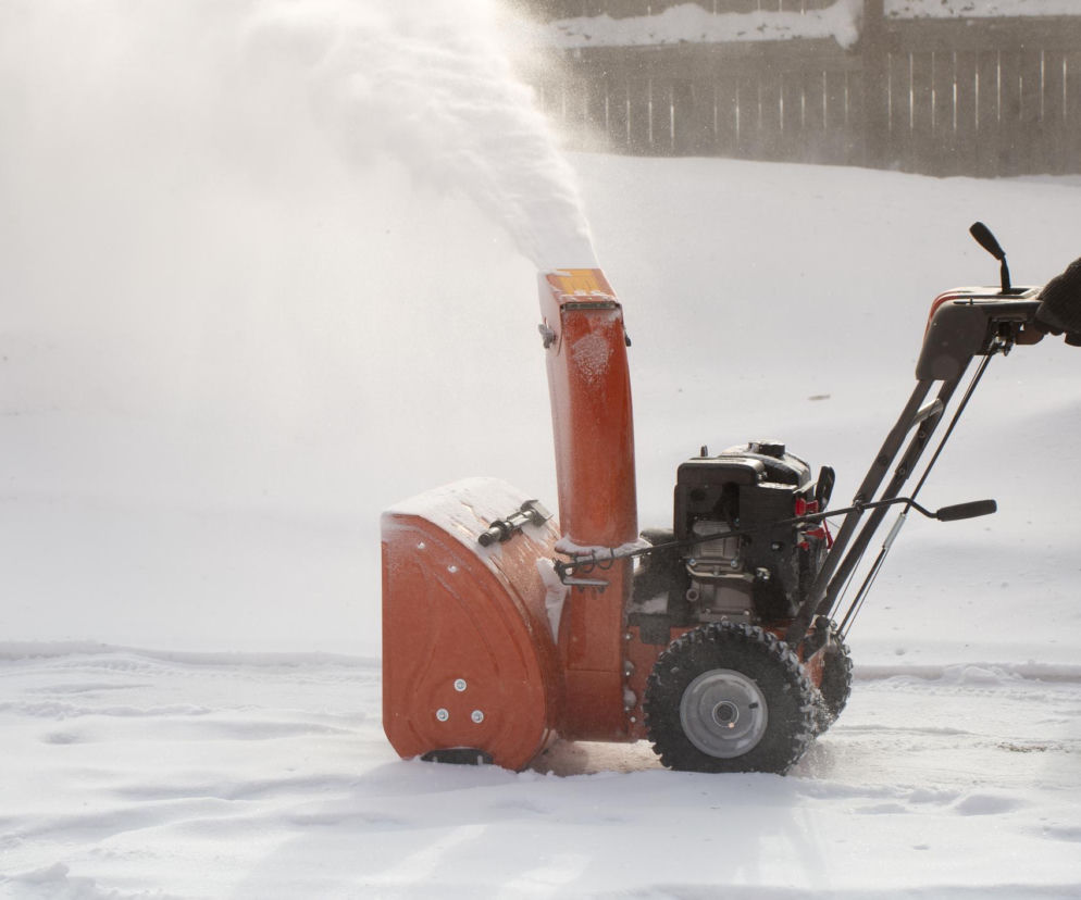 Odśnieżarki spalinowe vs akumulatorowe 2025 - ceny i wybory dla właścicieli domów
