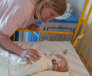 Lipsk. Ojciec rzucił 6-miesięcznym dzieckiem o podłogę. Matka: powinien zgnić w więzieniu