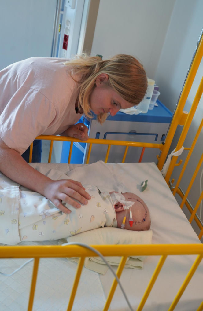 Lipsk. Ojciec rzucił 6-miesięcznym dzieckiem o podłogę. Matka: "powinien zgnić w więzieniu"