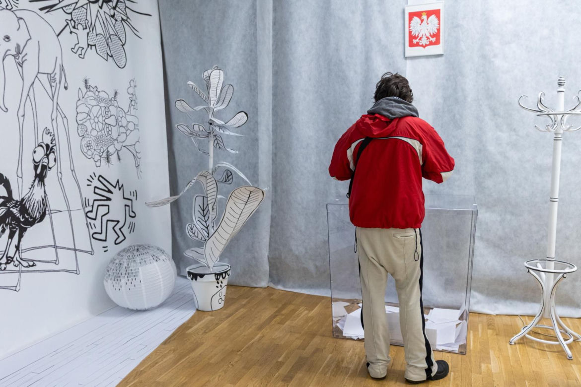 Czarno-biała kolorowanka w lokalu wyborczym w Czerwonaku