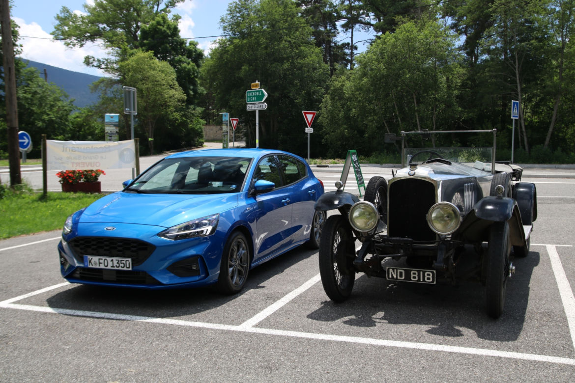 Ford Focus obok blisko 100-letniego auta