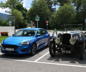Ford Focus obok blisko 100-letniego auta