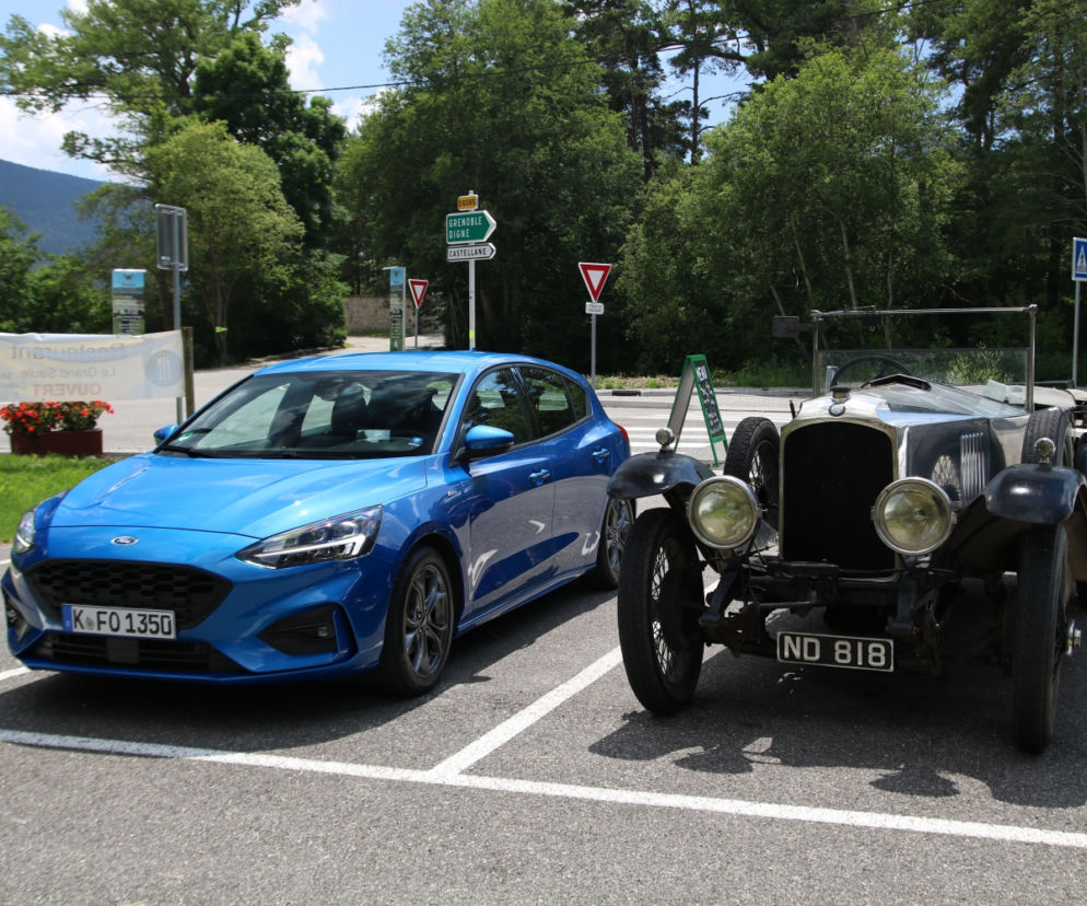 Ford Focus obok blisko 100-letniego auta