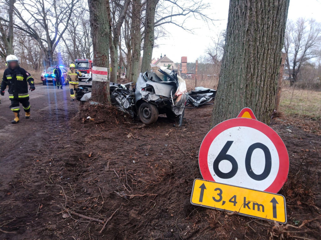 Macierz. 37-latek i 28-latka zginęli po uderzeniu w drzewu. To byli strażacy ochotnicy [ZDJĘCIA]