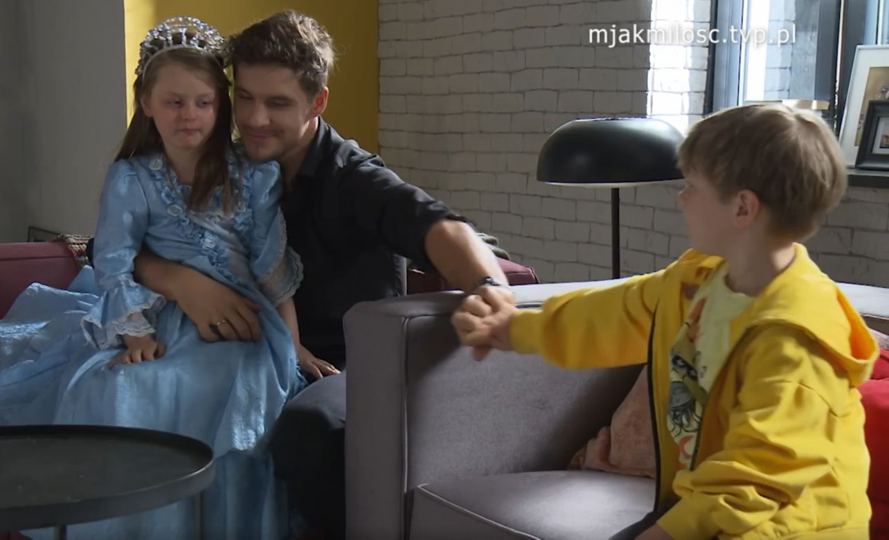 M jak miłość. Szymek (Staś Szczypiński) Maja (Laura Jankowska), Marcin (Mikołaj Roznerski)