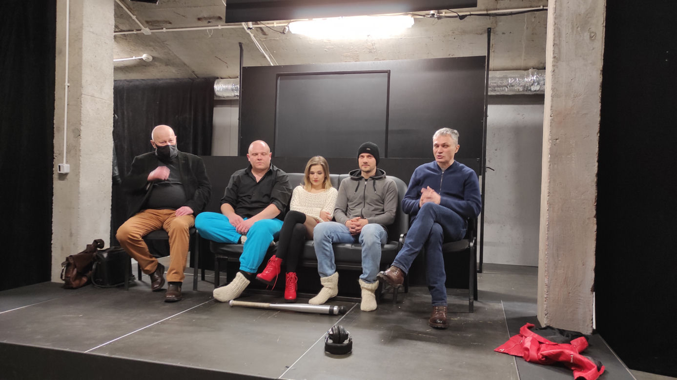 Próby i konferencja prasowa przed premierą spektaklu "mady-baby.edu" w tarnowskim teatrze