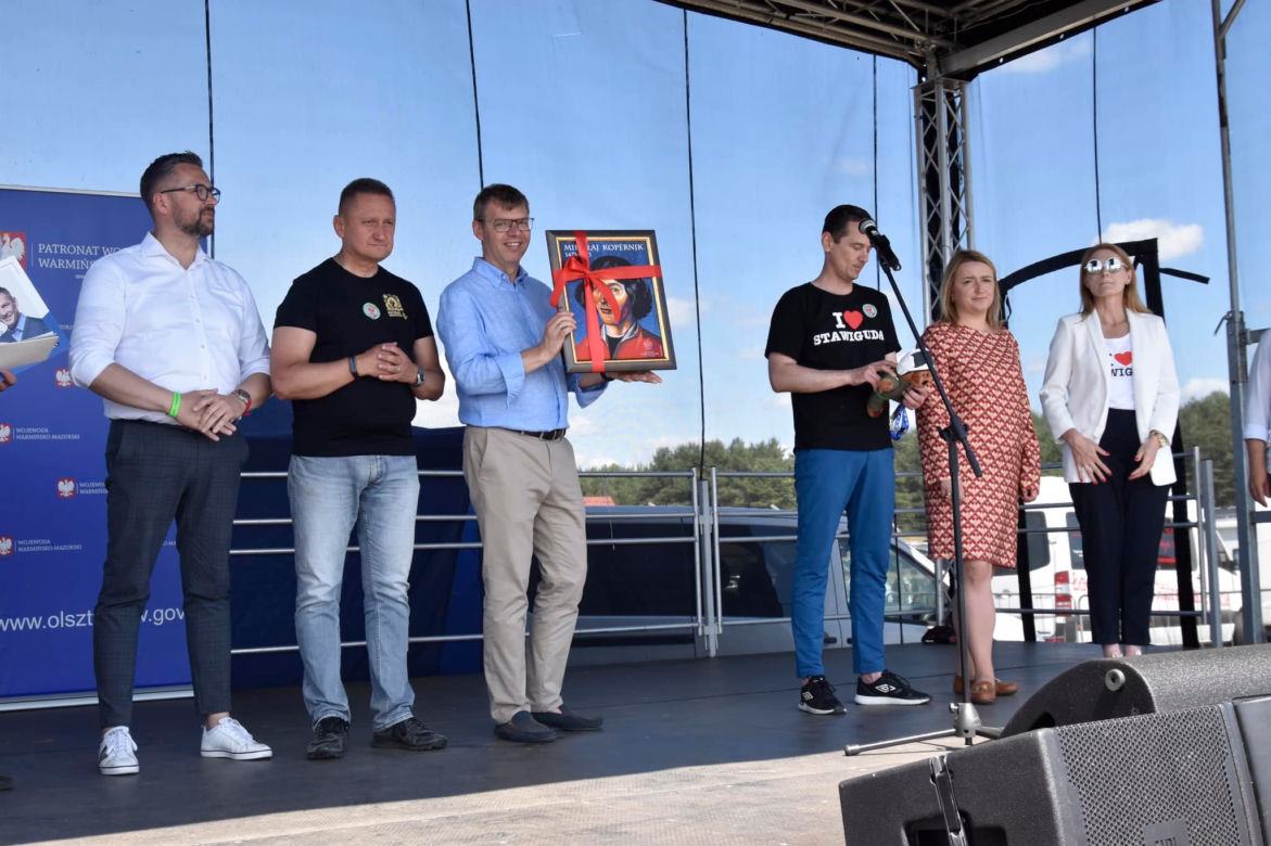 Rodzinny Piknik Lotniczy w Gryźlinach 2023. Lotnicy-akrobaci zachwycili publiczność