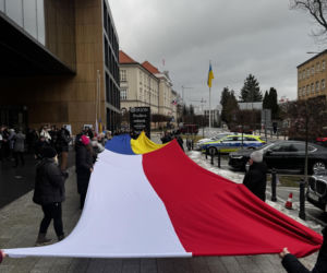 Jesteśmy razem i nie damy się skłócić. Lublin solidarny z Ukrainą. 20-metrowa flaga przed konsulatem