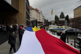 Jesteśmy razem i nie damy się skłócić. Lublin solidarny z Ukrainą. 20-metrowa flaga przed konsulatem