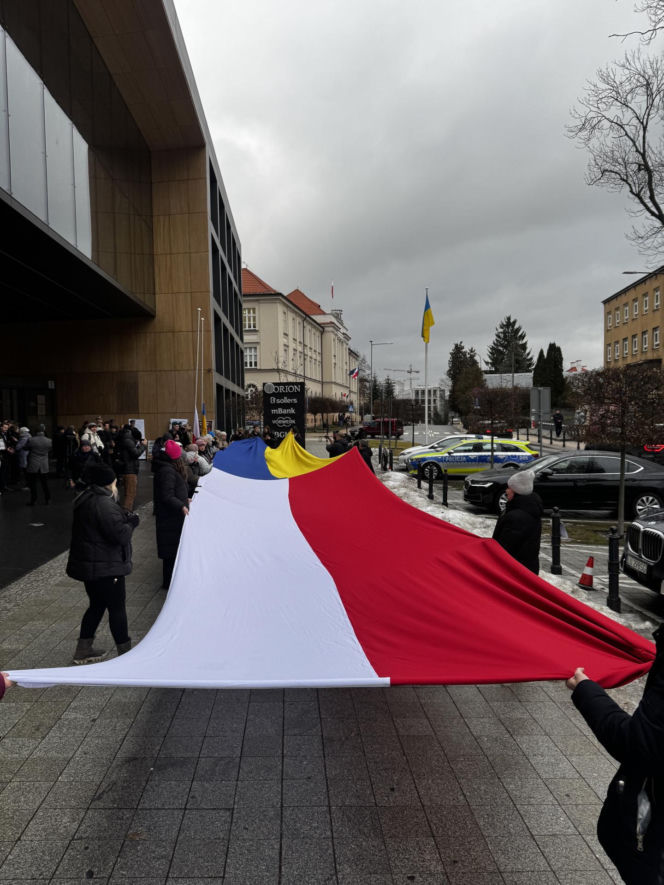 "Jesteśmy razem i nie damy się skłócić". Lublin solidarny z Ukrainą. 20-metrowa flaga przed konsulatem