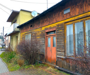 To jedno z najpiękniejszych miast województwa łódzkiego. Leży blisko słynnego Tomaszowa