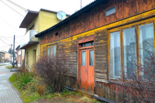 To jedno z najpiękniejszych miast województwa łódzkiego. Leży blisko słynnego Tomaszowa