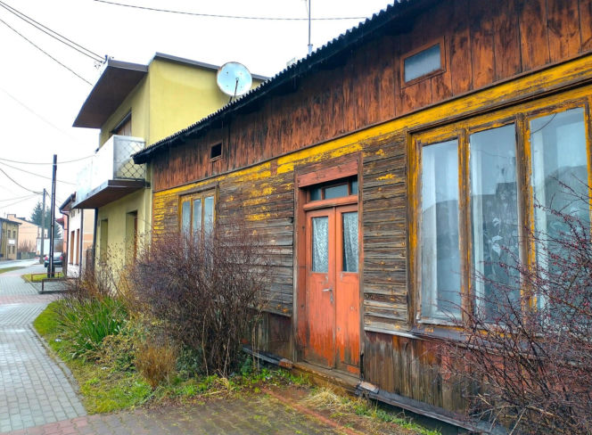 To jedno z najpiękniejszych miast województwa łódzkiego. Leży blisko słynnego Tomaszowa