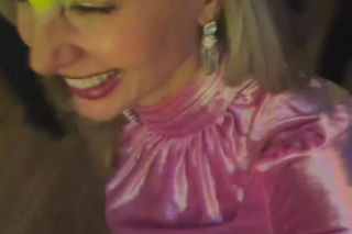 Tak różowiutka Woźniak-Starak weszła w Nowy Rok. Ale błyszczała z telefonem w dłoni!