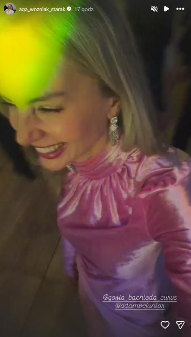 Tak różowiutka Woźniak-Starak weszła w Nowy Rok. Ale błyszczała z telefonem w dłoni!