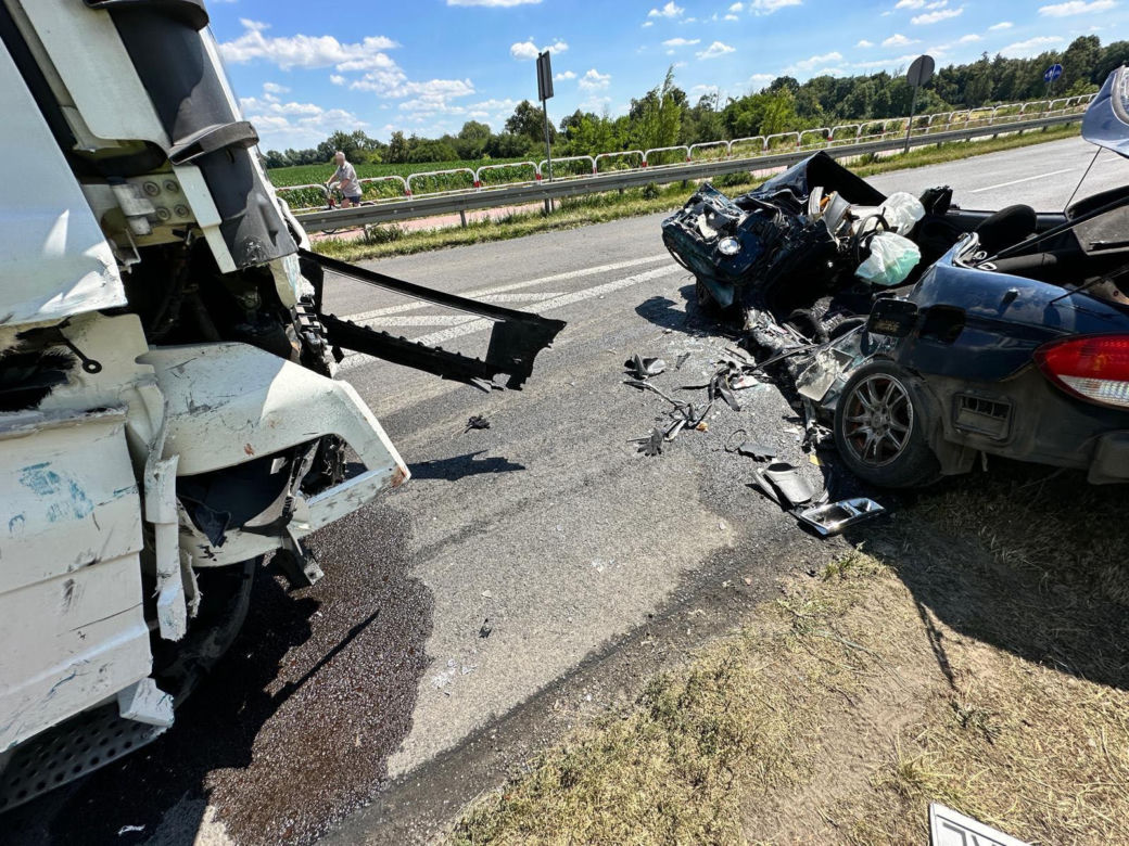 Wypadek w Elżbietowie. Tir roztrzaskał osobówkę. W tym samym miejscu zginęło troje dzieci i ich mamy