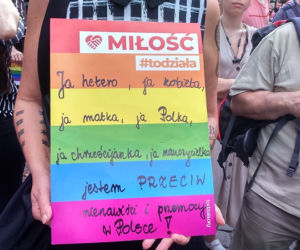  Toruń mówi NIE mowie nienawiści! Tęczowy wiec na Rynku Staromiejskim [ZDJĘCIA]