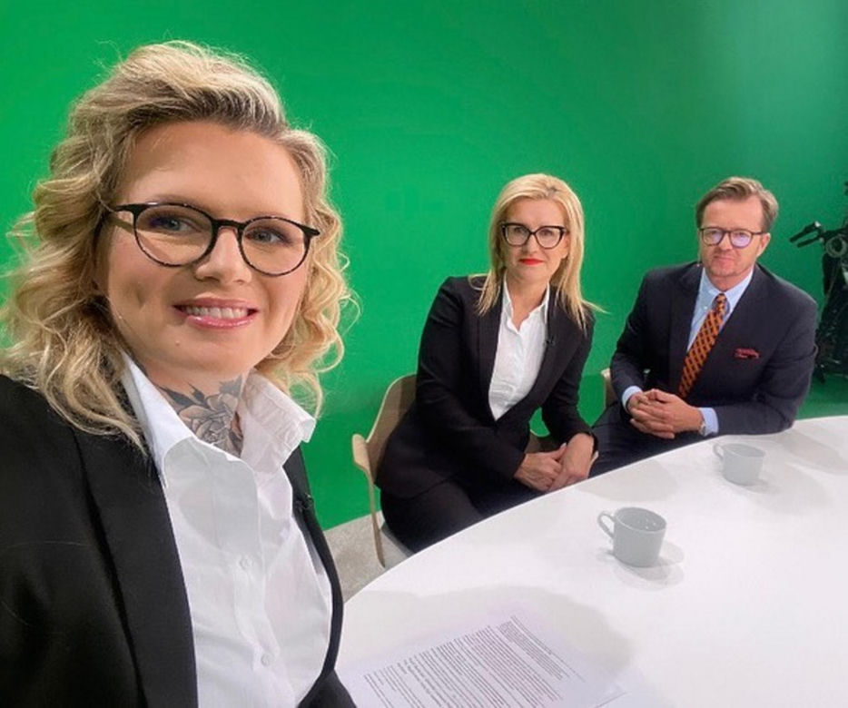 Karolina Opolska nową prowadzącą w TVP Info. Uwagę przykuwa ogromny tatuaż na szyi