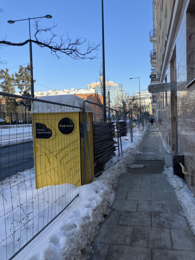 Tramwaj wzdłuż ul. Rakowieckiej w Warszawie w styczniu 2026