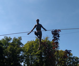 Balansujące rzeźby w szpitalu im. Babińskiego