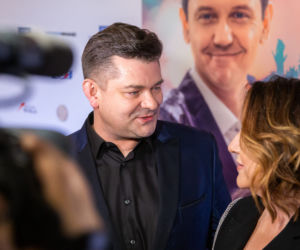 Żona Martyniuka w mini i seksownych kozakach promuje film Zenek