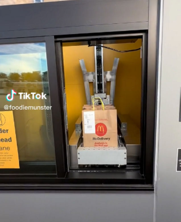 McDonalds otworzył restaurację przyszłości. Frytki poda ci robot!