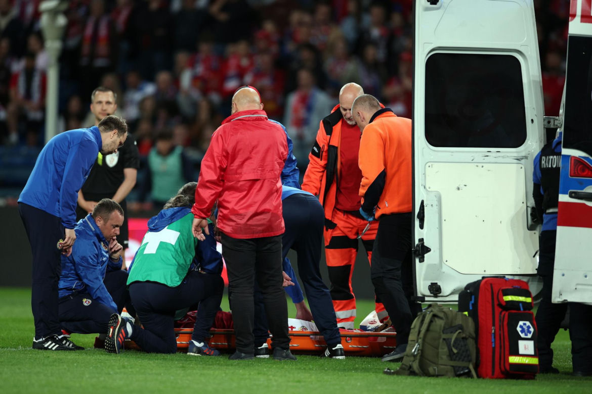 Rafał Mikulec w spotkaniu z Miedzią Legnica nabawił się bardzo groźnie wyglądającej kontuzji. Zawodnik długo opatrywany był na murawie, skąd zabrała do karetka
