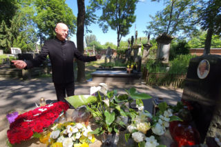Fani uczcili 83. rocznicę urodzin Violetty Villas - przyszli na grób z pięknym prezentem [ZDJĘCIA]