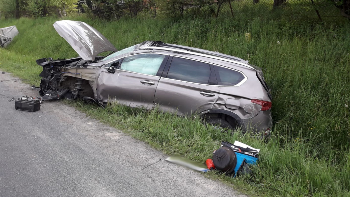 Koszmarny wypadek w Łososinie Dolnej. Strażacy rozcinali zmasakrowanego opla