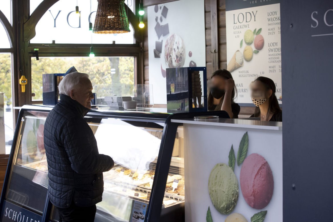 Leszek Miller wybrał sie na lody w zimną i deszczową majówkę