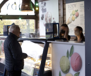 Leszek Miller wybrał sie na lody w zimną i deszczową majówkę