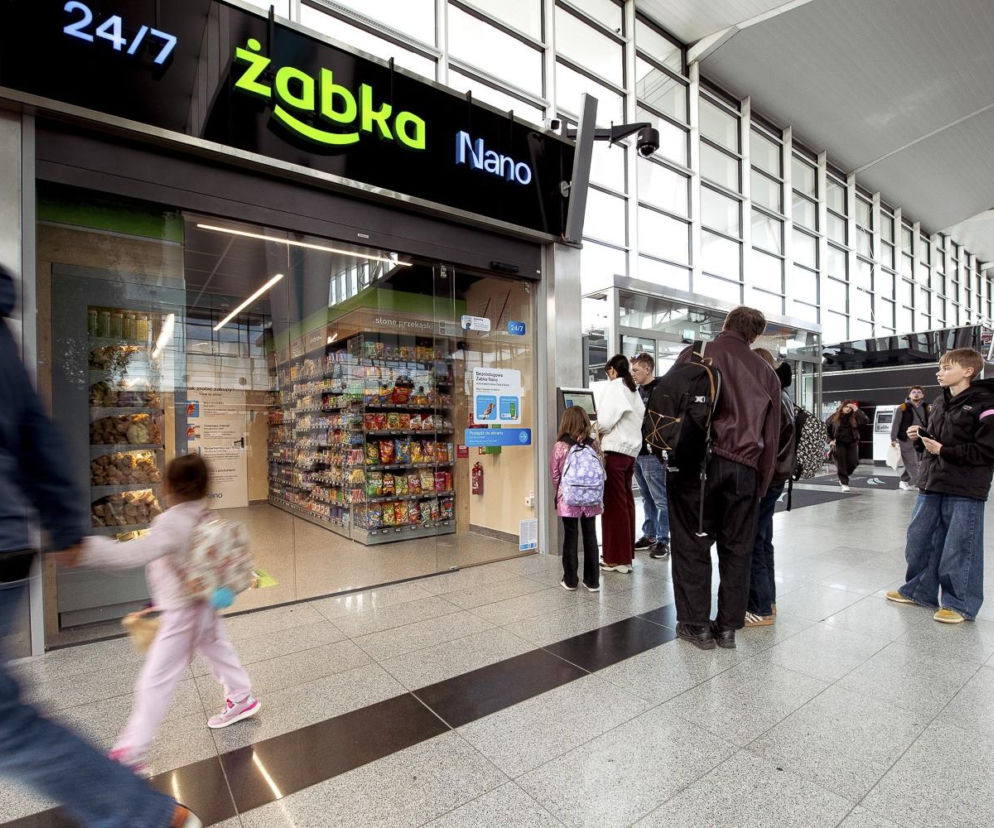 Żabka wkracza na lotnisko. Nowy sklep działa bez obsługi i całą dobę